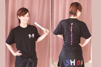 トリコロールカラーの“SHO（熊）”がキュート。ヘロドトスの名言「人間の運命は、自分の魂の中にある」が縦に入ったコラボTシャツで背筋もスッ。