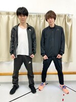 胸元にあるadidasのワンポイントがまるで双子コーデの大野（左）と横田。