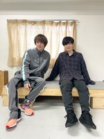 ライトグリーンとオレンジがグレーに映える稽古着の横田（左）。大野はリラクシングな稽古着で萌え袖！