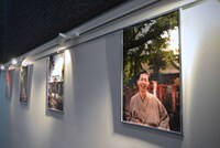 ロビーで行われている柳家三三の写真展示。（撮影：橘蓮二）