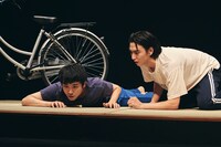 舞台「ともだちが来た」より。（撮影：名児耶洋）