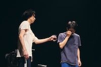 舞台「ともだちが来た」より。（撮影：名児耶洋）