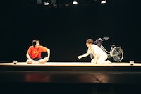 舞台「ともだちが来た」より。（撮影：名児耶洋）