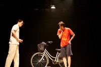 舞台「ともだちが来た」より。（撮影：名児耶洋）