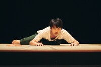 舞台「ともだちが来た」より。（撮影：名児耶洋）