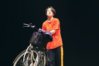 舞台「ともだちが来た」より。（撮影：名児耶洋）