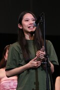 「集まれ！ミュージカルのど自慢」で最優秀賞を受賞した際の屋比久。（写真提供：映画演劇文化協会、東宝演劇部）