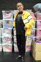 桂花ラーメンのTシャツを着て、ハイポーズ。