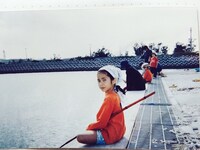 ピンと背筋を伸ばして座る、5歳頃の屋比久。