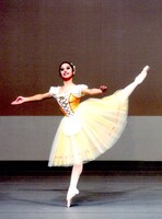 バレエを踊る、15歳頃の屋比久。