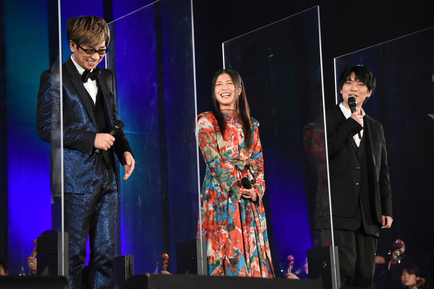 左から山寺宏一、白石涼子、榎木淳弥。