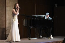 左から平原綾香、フランク・ワイルドホーン。