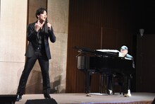 左から大貫勇輔、フランク・ワイルドホーン。