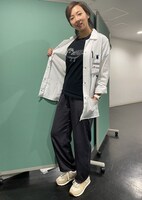 白衣から覗く、中のシャツは……。