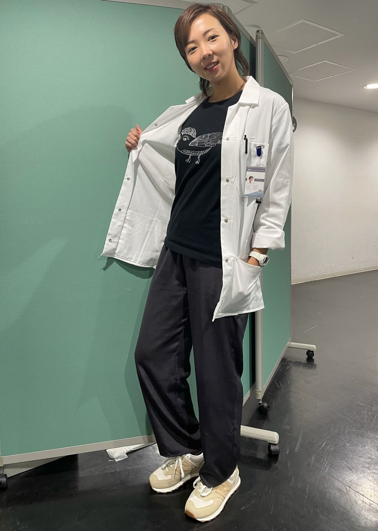 白衣から覗く、中のシャツは……。