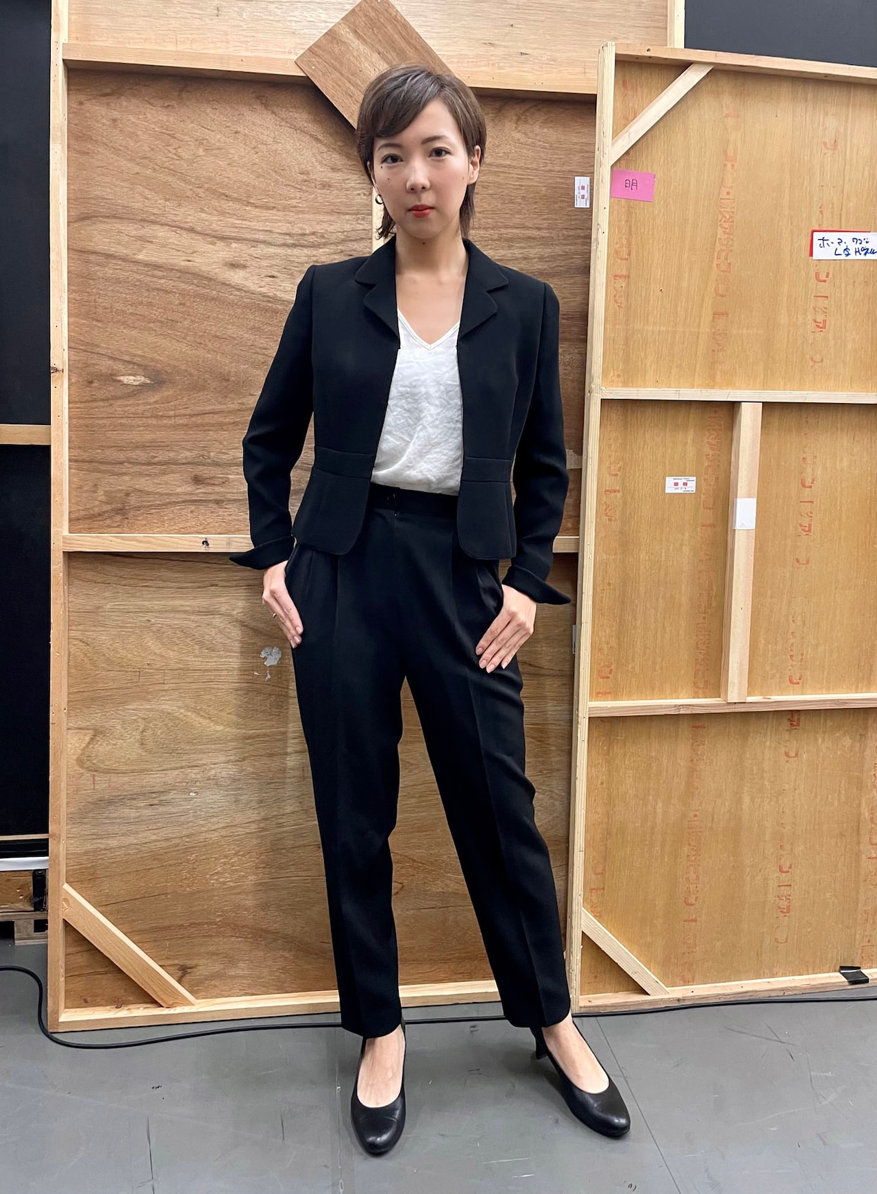 ビシッと決めたスーツルック。表情もクールに。