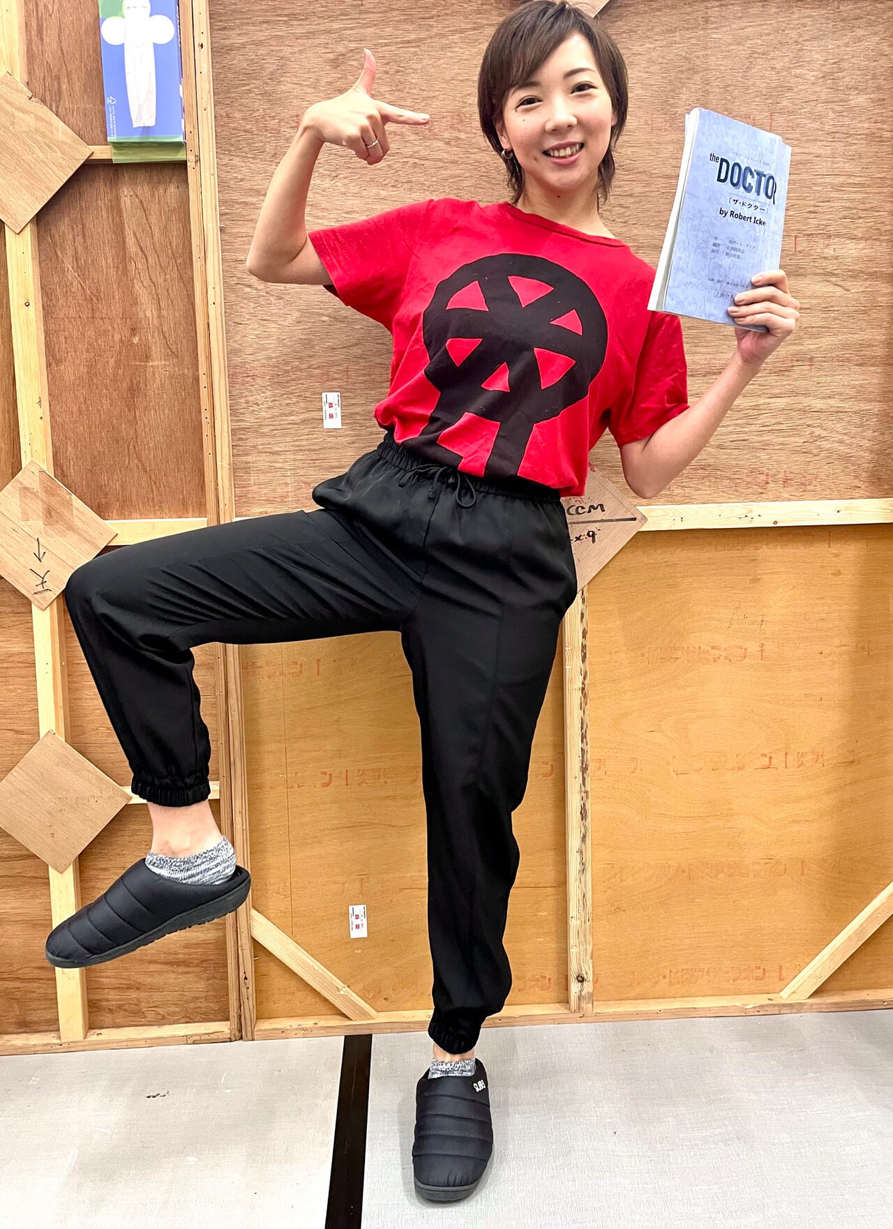 スポーティーな1着。足のついた車輪がプリントされたTシャツには、とっておきの秘話が。