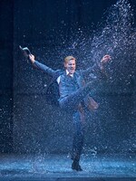 「SINGIN' IN THE RAIN ―雨に唄えば―」ロンドン公演より。（Photo by Manuel Harlan）
