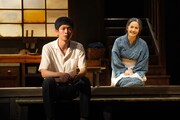 こまつ座「母と暮せば」2021年公演より。(撮影:宮川舞子)