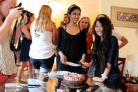 アメリカ留学時代の屋比久（右）と、大好きなホストシスター（中央）。