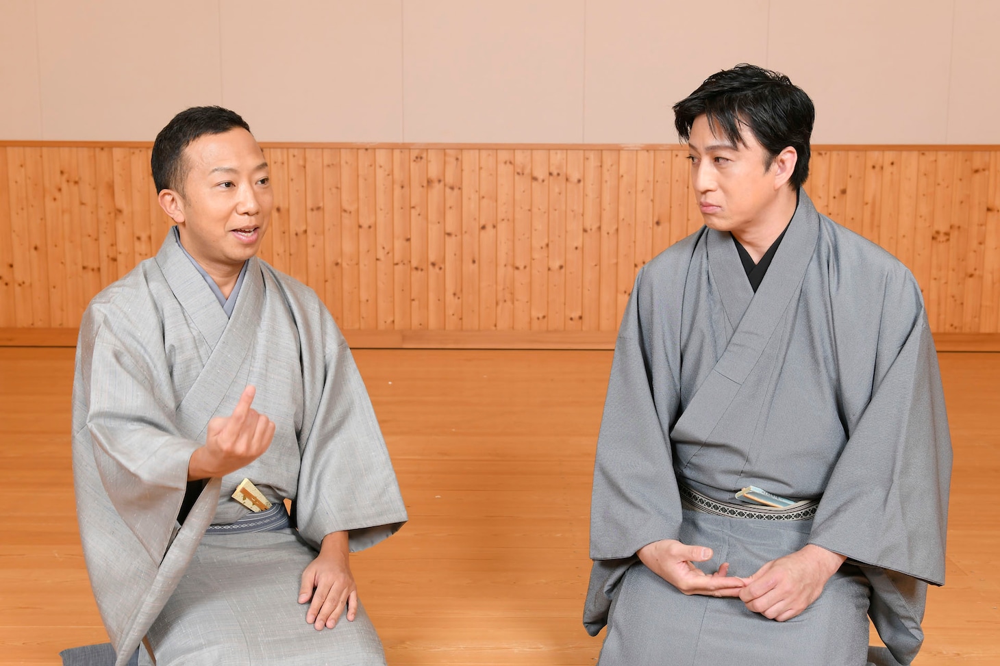 左から市川猿之助、松本幸四郎。(c)松竹