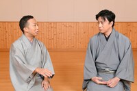 左から市川猿之助、松本幸四郎。(c)松竹