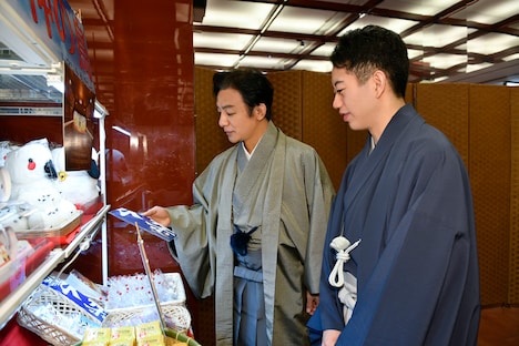 手ぬぐいを手にする片岡愛之助(左)と中村壱太郎(右)。(c)松竹