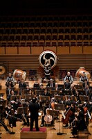 鼓童創立40周年 第2弾 鼓童×東京交響楽団「いのち」より。（撮影：岡本隆史）