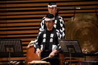鼓童創立40周年 第2弾 鼓童×東京交響楽団「いのち」より。（撮影：岡本隆史）
