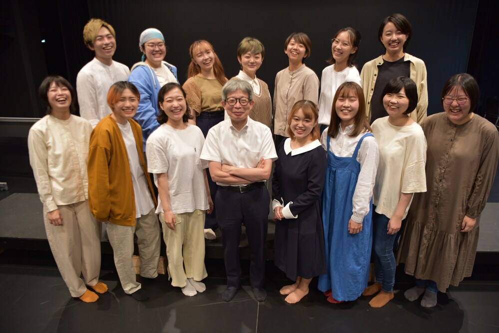 大学生たちが学食で“討ち入り”の話し合い、平田オリザ作・演出「忠臣蔵・キャンパス編」