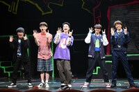 左から小林顕作、松崎祐介、福田悠太、辰巳雄大、越岡裕貴。