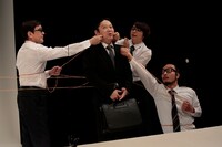 NODA・MAP番外公演「THE BEE」より。（撮影：篠山紀信）