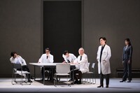 パルコ・プロデュース2021「ザ・ドクター」より。（撮影：宮川舞子）