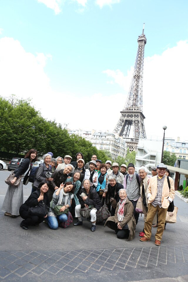 パリ公演時のさいたまゴールド・シアター。（撮影：宮川舞子）