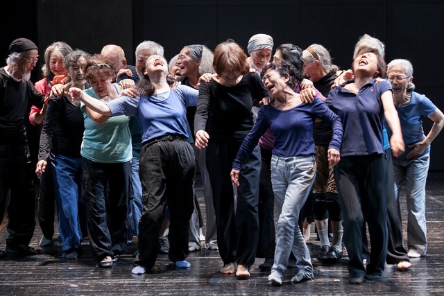 さいたまゴールド・シアター×瀬山亜津咲 「KOMA'」より。（撮影：高橋志津夫）