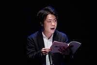 天津 向プロデュース「声優×芸人 朗読劇『WARAI-GOE』」より。