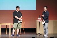 天津 向プロデュース「声優×芸人 朗読劇『WARAI-GOE』」より。