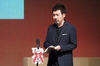 天津 向プロデュース「声優×芸人 朗読劇『WARAI-GOE』」より。