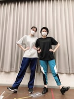 腕を絡めて、お茶目なポーズ。