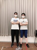 堂々としたポーズで、じっと正面を見据える2人。