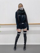 ショートパンツと本番の衣装に合わせたニーハイブーツでアクティブに。首回りはマフラーでぽかぽか。