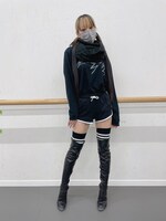 ショートパンツと本番の衣装に合わせたニーハイブーツでアクティブに。首回りはマフラーでぽかぽか。