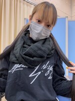 髪はツインテールですっきりと。マスクもグレーでクールにまとめて。