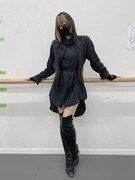 衣装をイメージしたダークなシャツワンピがキュート。