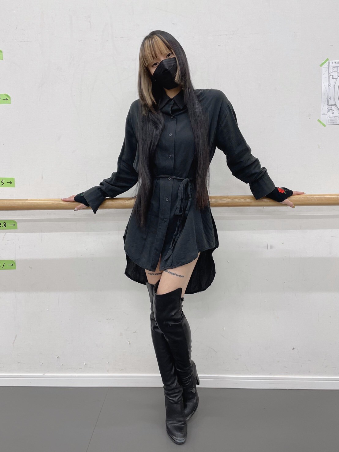 衣装をイメージしたダークなシャツワンピがキュート。