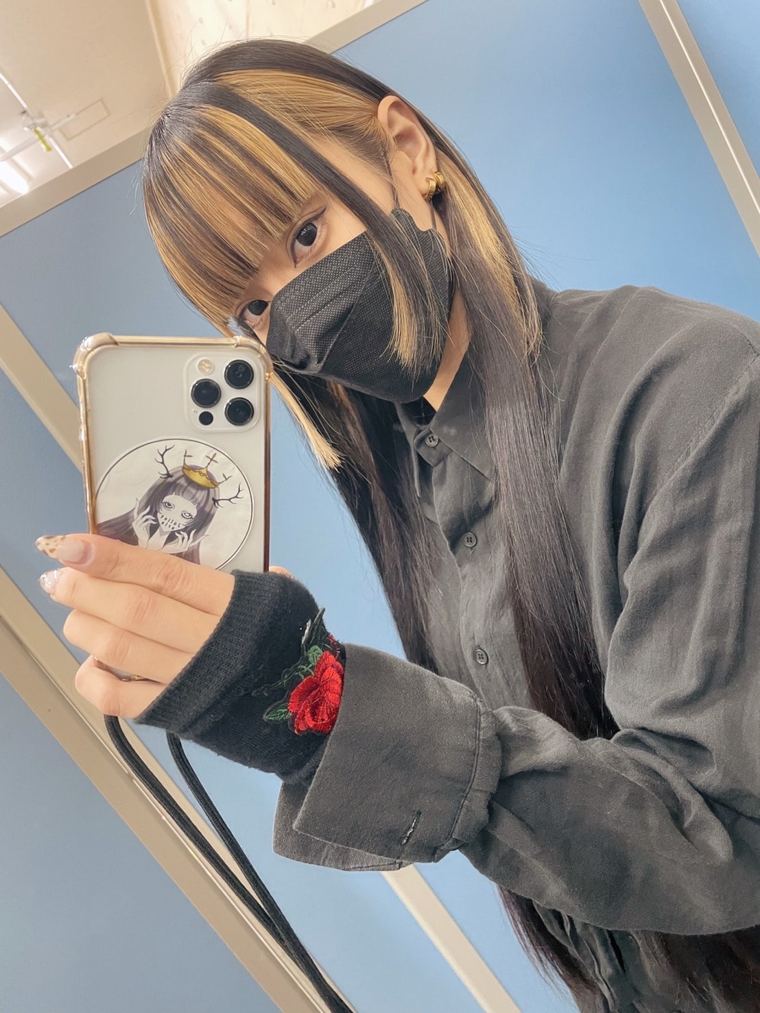 黒マスクがカッコいいコーデ。手元を飾るグローブの赤バラも美しい。