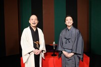 「第二回 春風亭一之輔のカブメン。」より。左から春風亭一之輔、中村米吉。(c)松竹