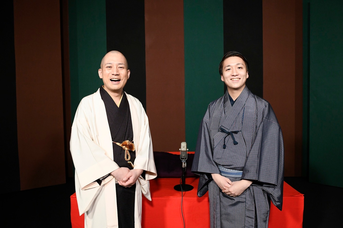 「第二回 春風亭一之輔のカブメン。」より。左から春風亭一之輔、中村米吉。(c)松竹