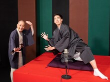 「第二回 春風亭一之輔のカブメン。」より。左から春風亭一之輔、尾上右近。(c)松竹