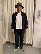 ぴったりサイズの釣り用ハットが、モノトーンコーデの稽古着に映える。